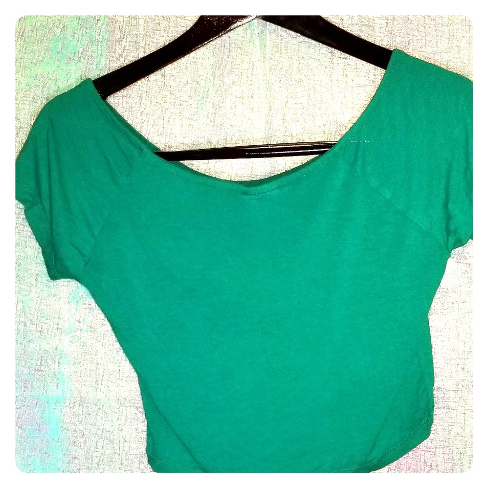 ☘This Must Go! Make An Offer! GREEN CROP TOP!